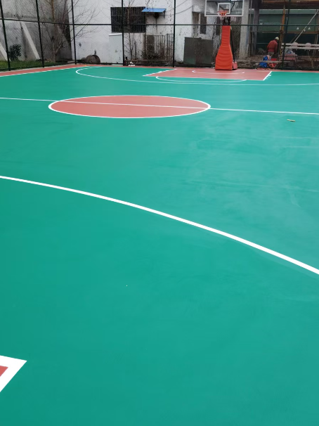 环江 球场长期使用易出现地面开裂